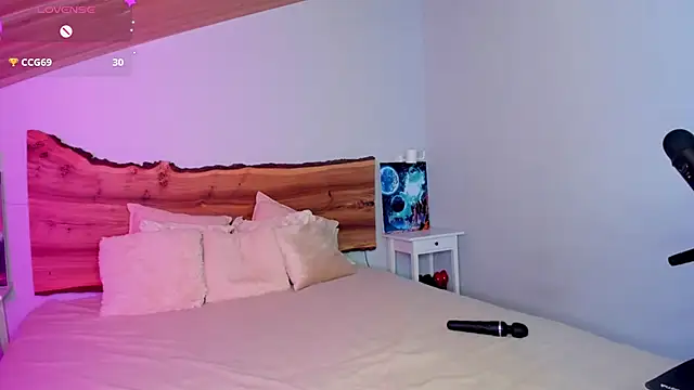 AuroraShoww online show from November 15, 2025, 11:29 am