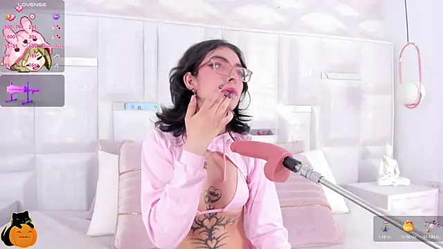 Im Molly Angel online show from October 28, 2025, 10:12 pm