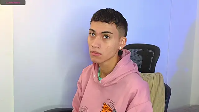 Snapshot of yulian_vasquez chatting on October 1, 2025, 12:22 pm yulian vasquez online show from October 1, 2025, 12:22 pm