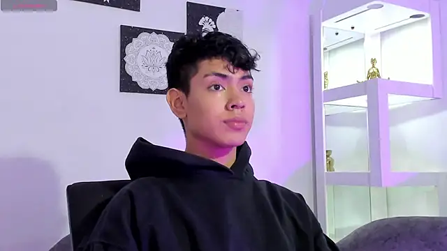 LoganTwink18 online show from September 9, 2025, 12:48 pm