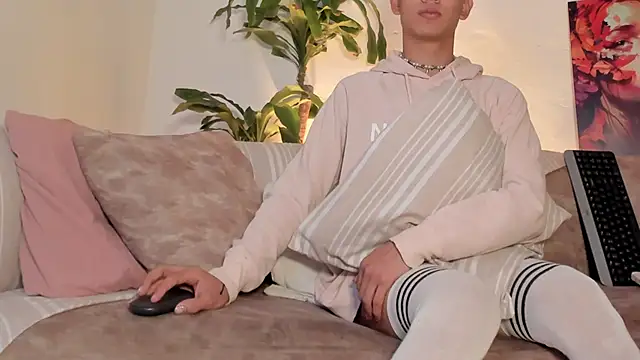 LoganTwink18 online show from February 13, 2026, 1:18 pm