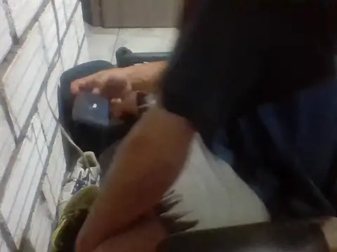 santiii   12 online show from December 19, 2025, 11:23 pm