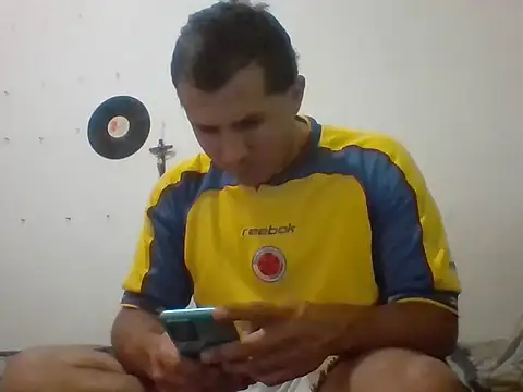 Snapshot of santiii___12 chatting on February 5, 2026, 6:12 pm santiii 12 online show from February 5, 2026, 6:12 pm