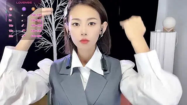 xiaoyue8888 online show from October 16, 2025, 2:23 am