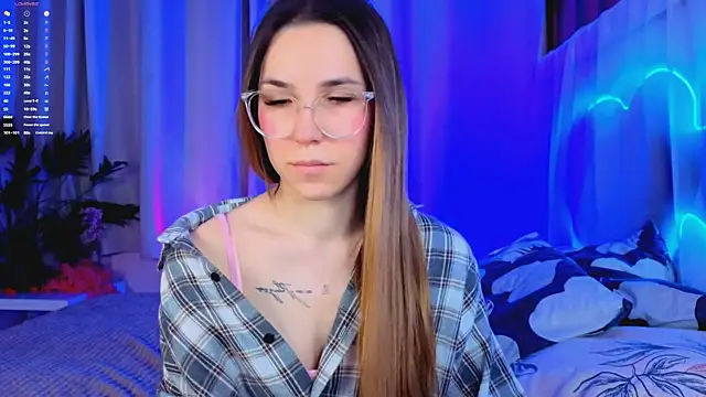 Snapshot of -CindyLou chatting on December 23, 2025, 5:27 am -CindyLou online show from December 23, 2025, 5:27 am