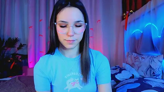 Snapshot of -CindyLou chatting on January 13, 2026, 5:35 am -CindyLou online show from January 13, 2026, 5:35 am