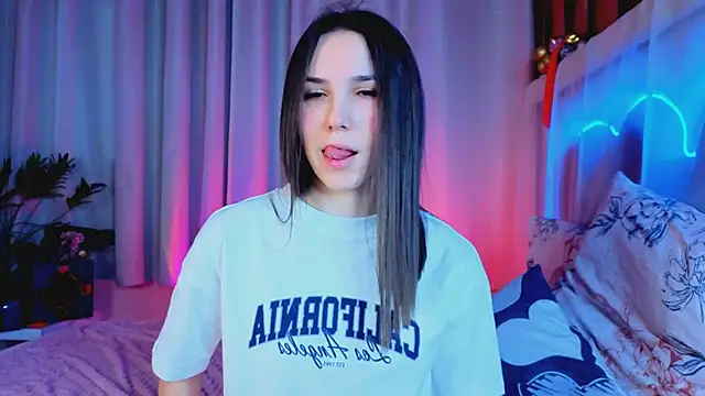 Snapshot of -CindyLou chatting on January 15, 2026, 5:23 am -CindyLou online show from January 15, 2026, 5:23 am