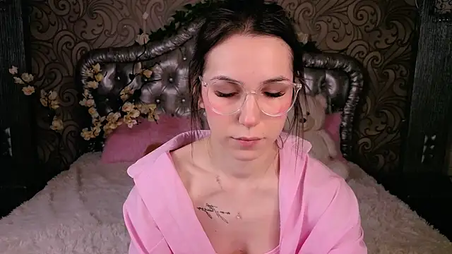 Snapshot of -CindyLou chatting on February 14, 2026, 5:37 am -CindyLou online show from February 14, 2026, 5:37 am