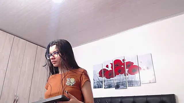 pinky f00x online show from November 8, 2025, 7:34 pm