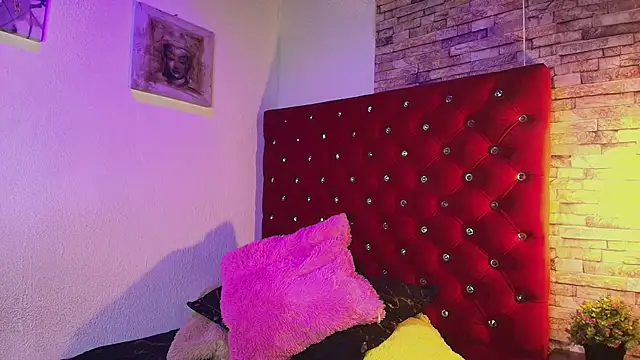 Victoria Thompson1 online show from October 14, 2025, 9:04 pm