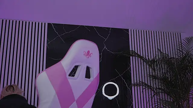 Snapshot of daisyblushh chatting on December 4, 2025, 5:32 pm daisyblushh online show from December 4, 2025, 5:32 pm