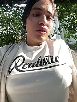 Bella  Wood online show from October 6, 2025, 8:50 pm