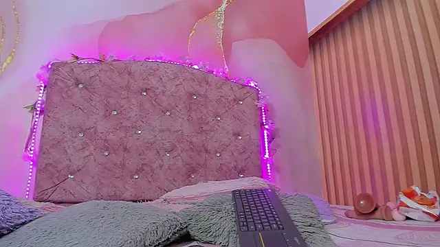 violet taylor  online show from December 18, 2025, 2:28 am