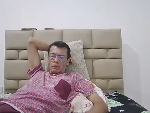 skinnylatino51 online show from November 28, 2025, 2:47 am