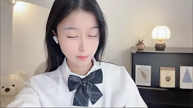 Onechestnut online show from October 27, 2025, 5:22 am