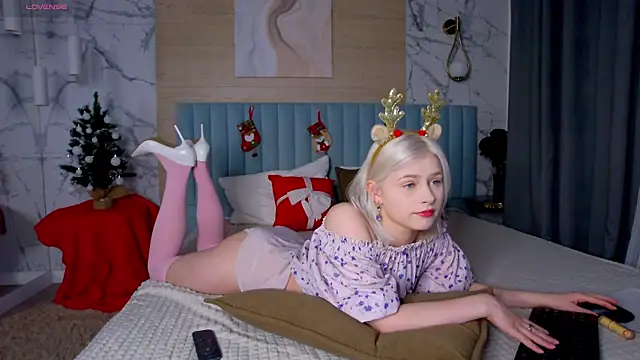 Snapshot of SandyShayes chatting on December 18, 2025, 5:46 am SandyShayes online show from December 18, 2025, 5:46 am