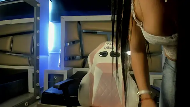 Mia lopez   online show from December 2, 2025, 1:05 pm