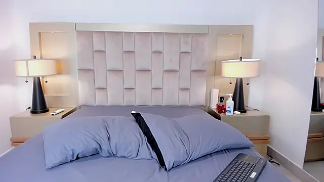 Milan LewisS online show from September 24, 2025, 7:06 pm