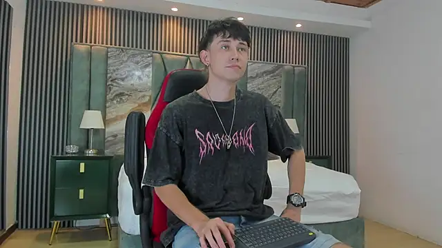 Snapshot of Michael_blue chatting on October 9, 2025, 8:18 pm Michael blue online show from October 9, 2025, 8:18 pm