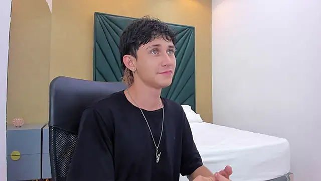 Snapshot of Michael_blue chatting on December 19, 2025, 12:01 pm Michael blue online show from December 19, 2025, 12:01 pm