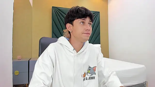 Snapshot of Michael_blue chatting on December 21, 2025, 12:56 pm Michael blue online show from December 21, 2025, 12:56 pm