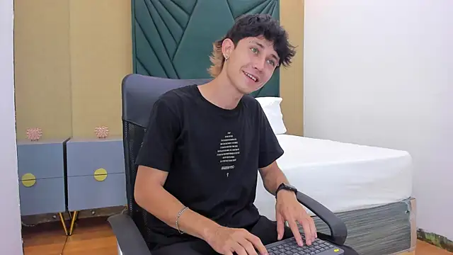 Snapshot of Michael_blue chatting on December 22, 2025, 12:13 pm Michael blue online show from December 22, 2025, 12:13 pm