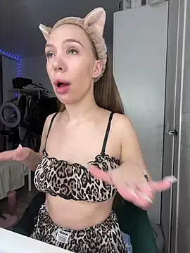 Snapshot of AlysonHuxley_ chatting on February 4, 2026, 12:27 am AlysonHuxley online show from February 4, 2026, 12:27 am