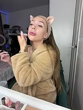 Snapshot of AlysonHuxley_ chatting on February 7, 2026, 1:20 am AlysonHuxley online show from February 7, 2026, 1:20 am