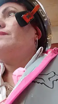 Snapshot of carolinhe_ chatting on November 21, 2025, 7:56 pm carolinhe online show from November 21, 2025, 7:56 pm