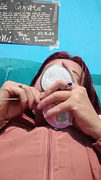 Snapshot of carolinhe_ chatting on November 28, 2025, 4:26 am carolinhe online show from November 28, 2025, 4:26 am