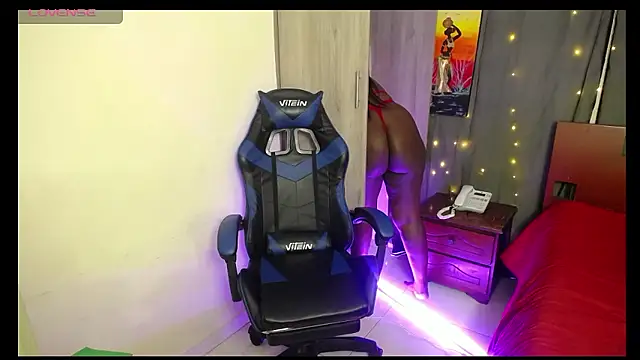 Snapshot of MONIQUE-LAMOUR chatting on January 18, 2026, 6:17 am MONIQUE-LAMOUR online show from January 18, 2026, 6:17 am