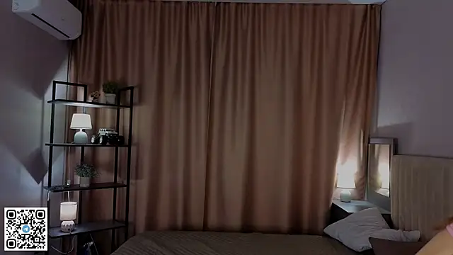 PetraHambelton online show from November 25, 2025, 4:12 am