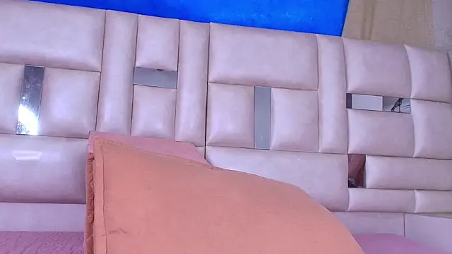 emmacurvy online show from September 26, 2025, 3:10 am