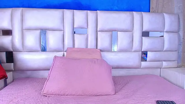 emmacurvy online show from October 4, 2025, 3:04 am