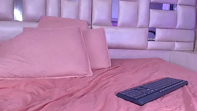 emmacurvy online show from October 15, 2025, 3:06 am