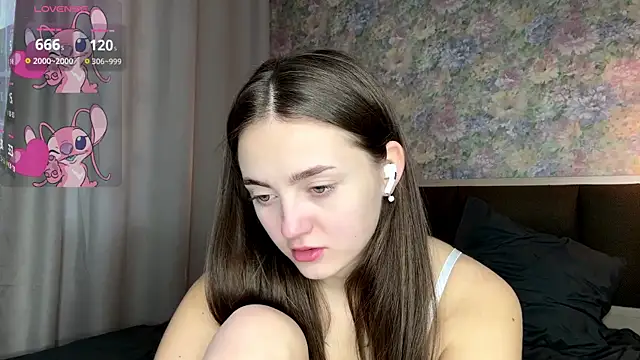 LoraDavi online show from April 16, 2026, 8:15 am