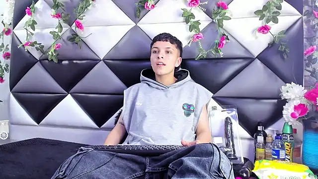 Megan Thompson  online show from December 5, 2025, 2:20 am