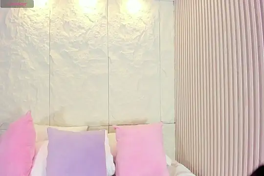 QetziaStoun online show from December 5, 2025, 5:20 pm