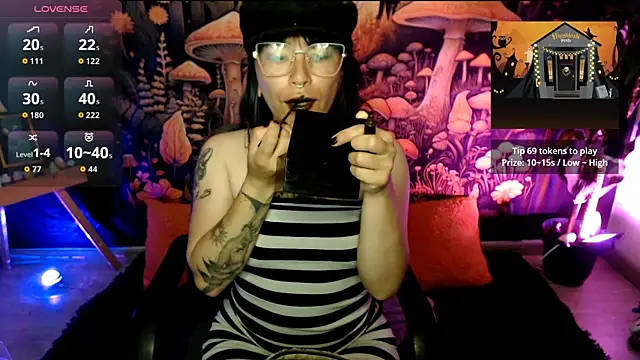 LunaBunny8 online show from October 18, 2025, 7:31 am