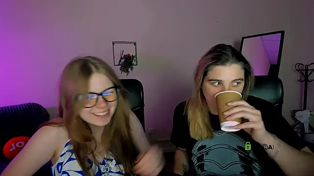 Snapshot of foxy_tease_ chatting on September 24, 2025, 10:24 pm foxy tease online show from September 24, 2025, 10:24 pm