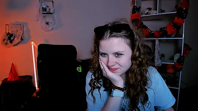 Snapshot of foxy_tease_ chatting on October 22, 2025, 10:42 pm foxy tease online show from October 22, 2025, 10:42 pm