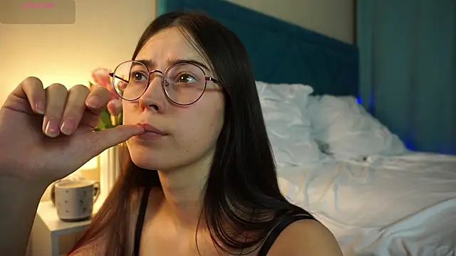 ywixos online show from November 4, 2025, 2:49 pm