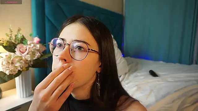 ywixos online show from December 5, 2025, 2:47 pm