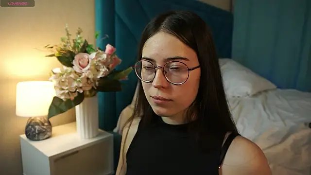 ywixos online show from December 15, 2025, 2:21 pm