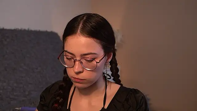 Snapshot of ywixos chatting on February 17, 2026, 2:57 pm ywixos online show from February 17, 2026, 2:57 pm