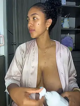 Snapshot of Mia_sweet80 chatting on October 15, 2025, 2:55 am Mia sweet80 online show from October 15, 2025, 2:55 am