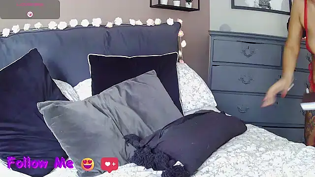 LonelyLucinda online show from September 24, 2025, 9:01 am