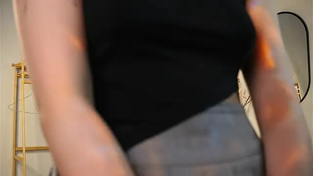 Snapshot of MoiraEger chatting on December 5, 2025, 4:47 pm MoiraEger online show from December 5, 2025, 4:47 pm