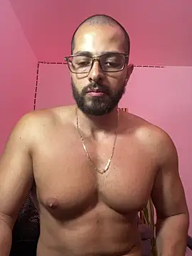 Snapshot of magnumchris chatting on April 28, 2026, 11:43 pm magnumchris online show from April 28, 2026, 11:43 pm