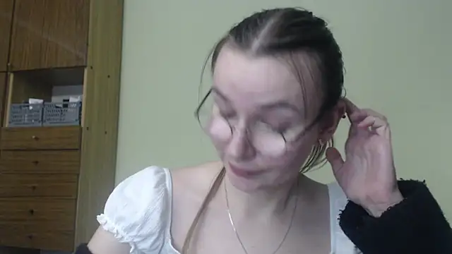 LooveELLYx online show from December 20, 2024, 8:45 pm